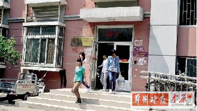 她就是從這幢樓的樓頂墜落的 她就是從這幢樓的樓頂墜落的