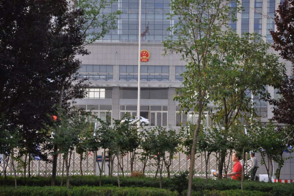 圖為魏都區政府門前的國徽和隱約的“為人民服務”字樣。來源:光明網 圖為魏都區政府門前的國徽和隱約的“為人民服務”字樣。來源:光明網