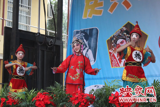 懷山藝術培訓中心的同學們表演豫劇《抬花轎》 懷山藝術培訓中心的同學們表演豫劇《抬花轎》