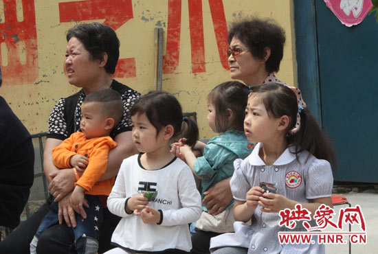 無論大人孩子都在認真聽戲 無論大人孩子都在認真聽戲