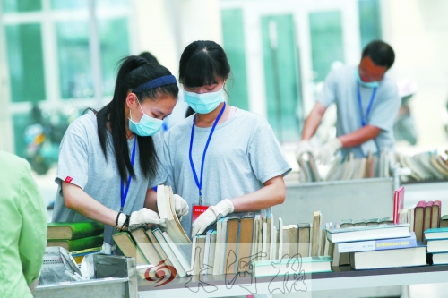 工作人員正在忙著整理書籍,逐一登記、歸類。