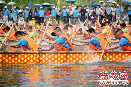 圖為比賽現(xiàn)場 圖為比賽現(xiàn)場