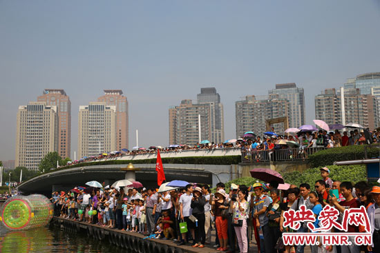 現(xiàn)場觀眾人山人海 現(xiàn)場觀眾人山人海