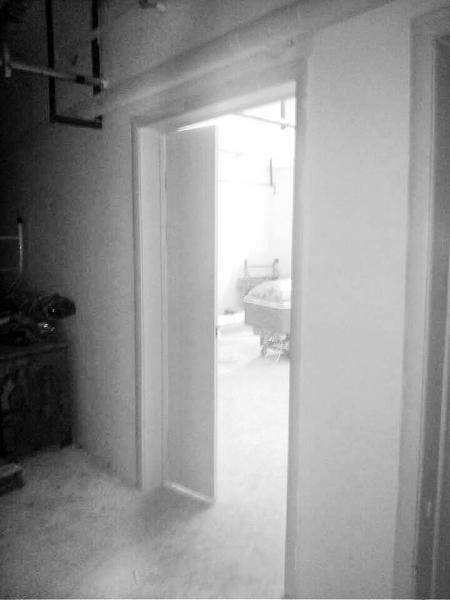 原有的太平間被扒了，又新建了一個