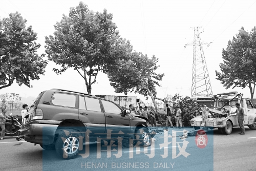 鄭州文化路百萬豪車“騎”上樹 一下撞飛幾十萬 河南商報記者 邱曉峰/攝 鄭州文化路百萬豪車“騎”上樹 一下撞飛幾十萬 河南商報記者 邱曉峰/攝