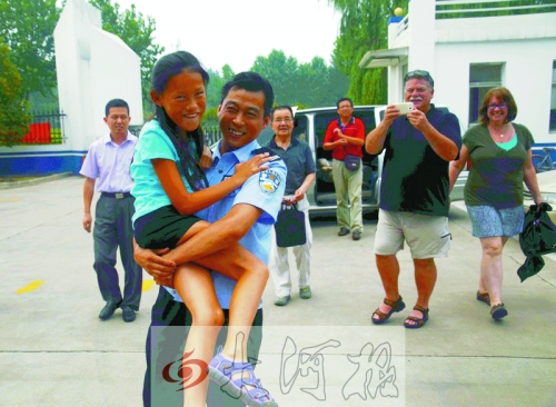 黨心松一行人剛下車,楊衛軍就一把抱起了她,流露出幸福的笑容,不遠處史蒂夫拍照銘記這一刻。 黨心松一行人剛下車,楊衛軍就一把抱起了她,流露出幸福的笑容,不遠處史蒂夫拍照銘記這一刻。