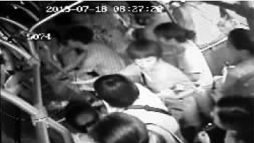 “齷齪男”跳窗(畫圈處)眾人阻止 視頻翻拍 “齷齪男”跳窗(畫圈處)眾人阻止 視頻翻拍