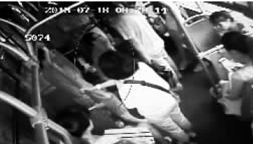 “齷齪男”(畫圈處)下跪求乘客們饒恕 視頻翻拍 “齷齪男”(畫圈處)下跪求乘客們饒恕 視頻翻拍