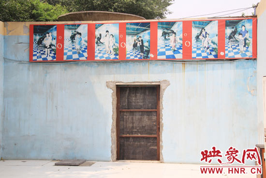 在鄭州市動物園內的海獅館內,隨處可見游客與動物合影的宣傳畫。 在鄭州市動物園內的海獅館內,隨處可見游客與動物合影的宣傳畫。