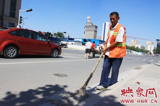 圖為老王在打掃衛生 圖為老王在打掃衛生