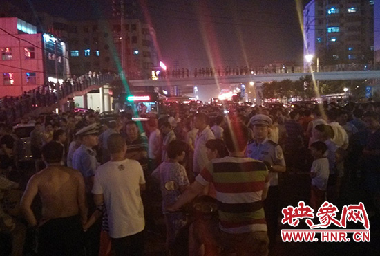 8月7日晚20時許,幾位交警在人群中 8月7日晚20時許,幾位交警在人群中