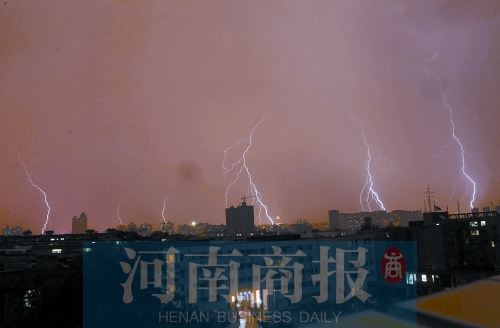 昨天21:30左右，雷電頻頻“光顧”鄭州市區