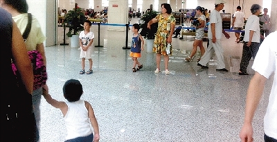 不少市民帶著孩子進新圖書館 不少市民帶著孩子進新圖書館