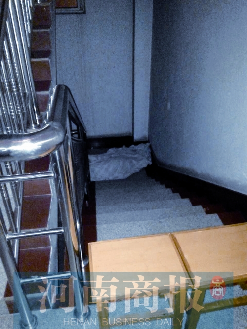 昨晚7點多,女孩的尸體還未移走 見習記者 姬中貴/攝 昨晚7點多,女孩的尸體還未移走 見習記者 姬中貴/攝