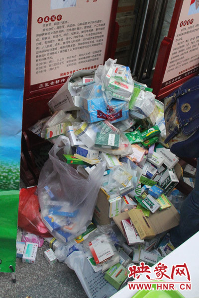 兌換點(diǎn)負(fù)責(zé)人表示,一整天兌換的過期藥有這樣的七八倍 兌換點(diǎn)負(fù)責(zé)人表示,一整天兌換的過期藥有這樣的七八倍