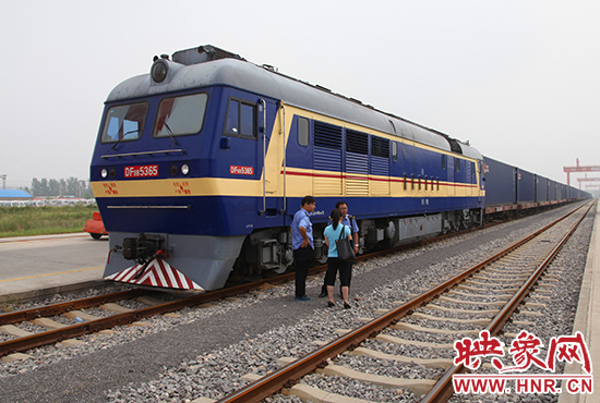 等待出發的第二班鄭歐國際貨運專列 等待出發的第二班鄭歐國際貨運專列