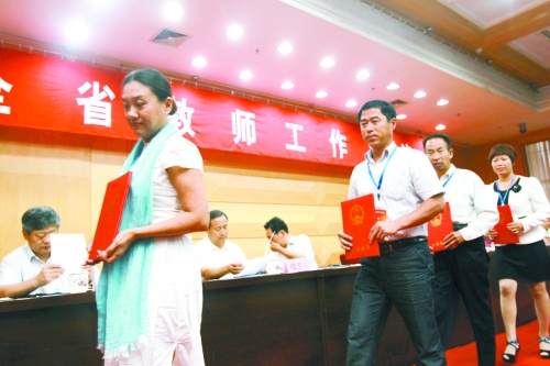 昨日，我省諸多優秀教師獲頒“師德標兵”、“師德先進個人”等榮譽證書。