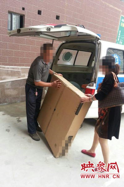 工作人員正在搬卸家具。