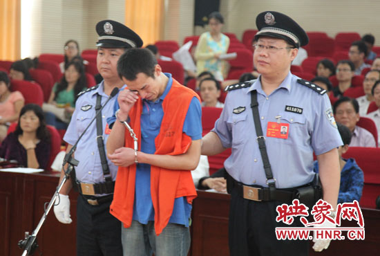 庭審現場,幾度流下淚水的小偉,后悔當初太過沖動。魏海勇-攝 庭審現場,幾度流下淚水的小偉,后悔當初太過沖動。魏海勇-攝