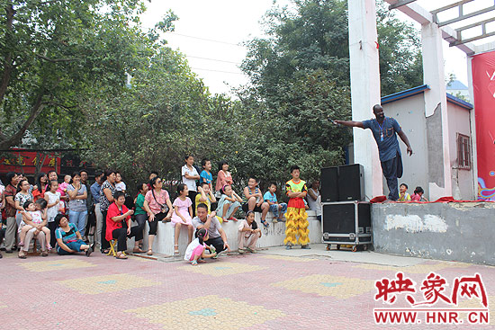 塞內加爾羅斯和旋律鼓團創辦者羅斯現場與觀眾互動 塞內加爾羅斯和旋律鼓團創辦者羅斯現場與觀眾互動