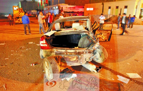 新鄭寶馬連撞兩車后沖進戲臺邊人群致1死7傷 新鄭寶馬連撞兩車后沖進戲臺邊人群致1死7傷