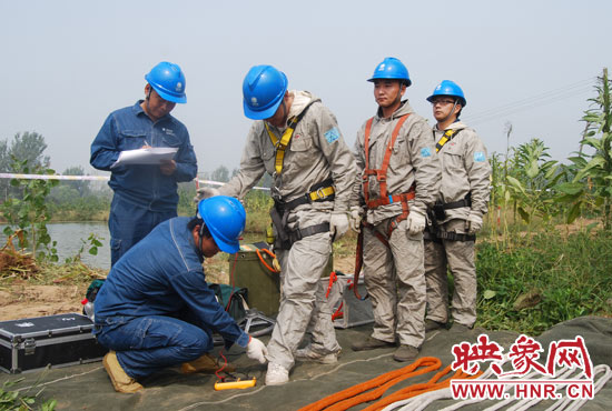 “弟兄們”每次上塔作業，樊建軍都要認真核對檢查，不容一絲失誤出現。