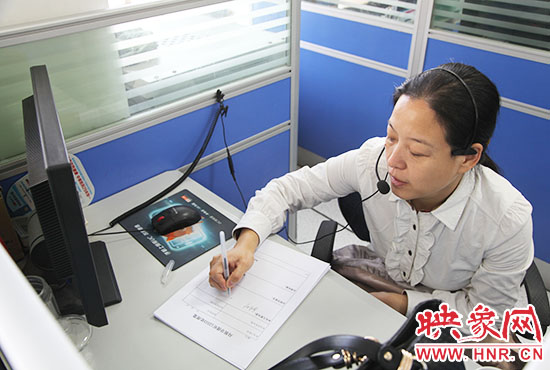 鄭州市人社局勞動監察大隊副大隊長孫兆峰在接聽熱線 鄭州市人社局勞動監察大隊副大隊長孫兆峰在接聽熱線