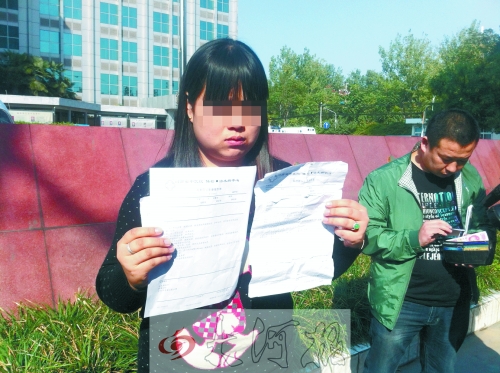 拿著兩份檢查結果完全相反的報告單,梁女士很郁悶。 拿著兩份檢查結果完全相反的報告單,梁女士很郁悶。