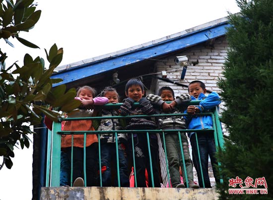 對(duì)于記者的到來(lái),孩子們充滿了好奇 對(duì)于記者的到來(lái),孩子們充滿了好奇