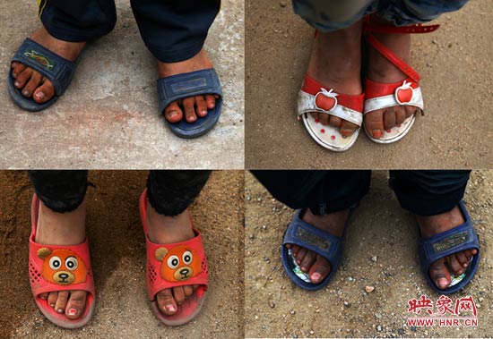 山里的溫度已經(jīng)很低了,有些孩子還是光腳穿著拖鞋。 山里的溫度已經(jīng)很低了,有些孩子還是光腳穿著拖鞋。