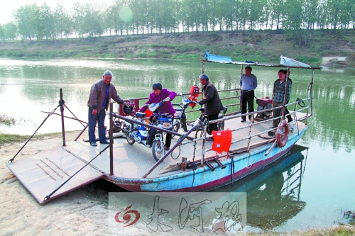 18年來，盛衛川堅持每日如此，為河兩岸的人擺渡。