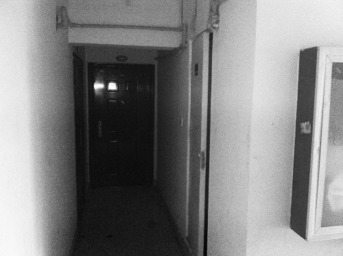 被砸網(wǎng)吧在鄭州安徐莊公館小區(qū)的一棟居民樓里,昨天,網(wǎng)吧已關(guān)門。 被砸網(wǎng)吧在鄭州安徐莊公館小區(qū)的一棟居民樓里,昨天,網(wǎng)吧已關(guān)門。