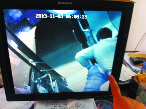 鄭州女公交車長遭歹徒卡脖索錢 公司欲為其頒發委屈獎 鄭州女公交車長遭歹徒卡脖索錢 公司欲為其頒發委屈獎