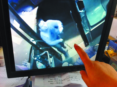 鄭州女公交車長遭歹徒卡脖索錢 公司欲為其頒發委屈獎 鄭州女公交車長遭歹徒卡脖索錢 公司欲為其頒發委屈獎