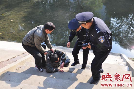 該男子滾入冰冷的金水河,嗆了幾口污水,連滾帶爬從水中出來,隨后被金水路派出所民警救上岸。 該男子滾入冰冷的金水河,嗆了幾口污水,連滾帶爬從水中出來,隨后被金水路派出所民警救上岸。