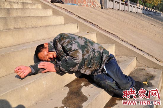 這名男子的衣服以及褲子全濕透了,水從衣褲里流出來,嘴里散發著濃烈的酒氣。 這名男子的衣服以及褲子全濕透了,水從衣褲里流出來,嘴里散發著濃烈的酒氣。