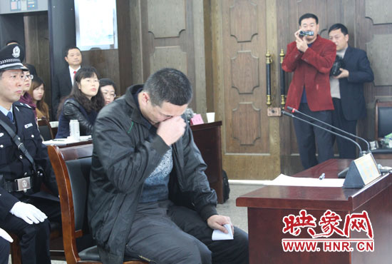 庭審現(xiàn)場(chǎng)，被告人常樹(shù)民哽咽著宣讀手中的悔恨書(shū)。