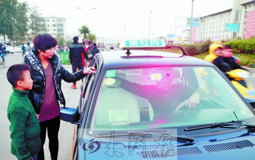 看見有帶小孩的乘客，王師傅都會遞上字條，提醒乘客。