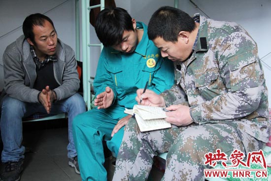 楊冠軍(右)在宿舍內和聾啞兄弟交流 楊冠軍(右)在宿舍內和聾啞兄弟交流