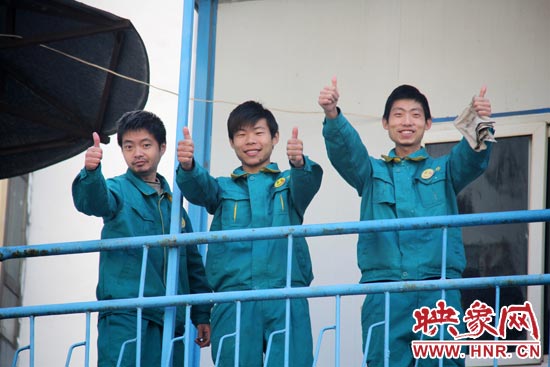 干的好的時候,他們會給同伴豎起大拇指 干的好的時候,他們會給同伴豎起大拇指