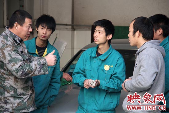 楊冠軍(左)在和兄弟們交流時,多數都是用手語 楊冠軍(左)在和兄弟們交流時,多數都是用手語