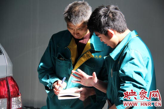 在汽修廠干了20來年的李師傅(左)在教一個聾啞人修車技巧 在汽修廠干了20來年的李師傅(左)在教一個聾啞人修車技巧