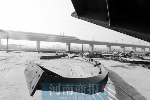 鐵路兩側,不少建筑物已經(jīng)被拆除 鐵路兩側,不少建筑物已經(jīng)被拆除