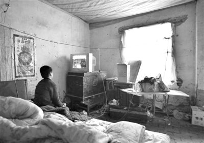 11月21日,武文英小兒子中午放學(xué)回家坐在床上看電視,母親進(jìn)看守所之后,小兒子變得沉默寡言。 11月21日,武文英小兒子中午放學(xué)回家坐在床上看電視,母親進(jìn)看守所之后,小兒子變得沉默寡言。