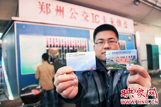 一名市民展示新卡(圖右)和舊卡(圖左)。 一名市民展示新卡(圖右)和舊卡(圖左)。