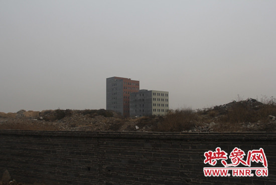 一墻之隔,但內外環境卻截然不同 一墻之隔,但內外環境卻截然不同