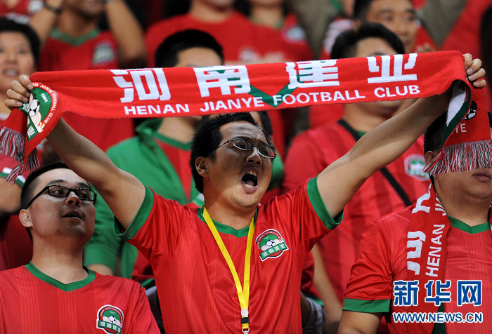 圖為2013年10月6日,河南建業隊球迷在場邊為主隊加油。 圖為2013年10月6日,河南建業隊球迷在場邊為主隊加油。