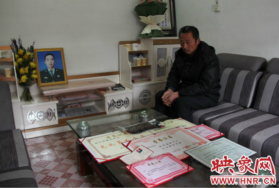 救火英雄鄭春光的父親和兒子獲得榮譽證書。 救火英雄鄭春光的父親和兒子獲得榮譽證書。