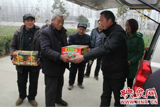 鄭春光的父親鄭慶兵和女兒鄭元元帶著他未完成的夢想來到了鄭集鄉敬老院,看望慰問居住在這里的五保老人。 鄭春光的父親鄭慶兵和女兒鄭元元帶著他未完成的夢想來到了鄭集鄉敬老院,看望慰問居住在這里的五保老人。