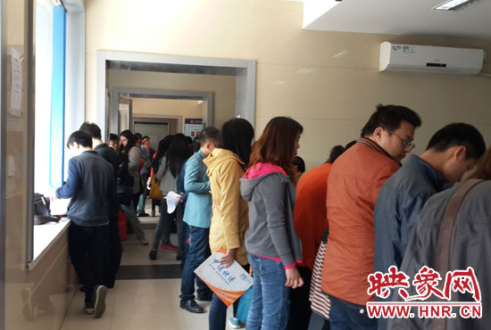 鄭州工商局金水區分局辦事大廳內擠滿人 鄭州工商局金水區分局辦事大廳內擠滿人